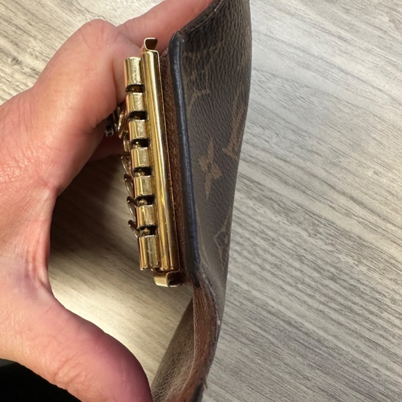 Authentic Louis Vuitton six ring key holder - Picture 4 of 8
